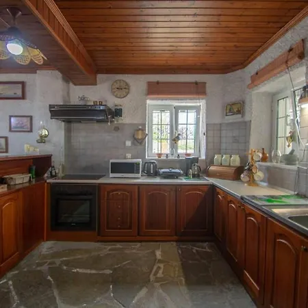 Nyaraló Traditional Méson Yerakaríon