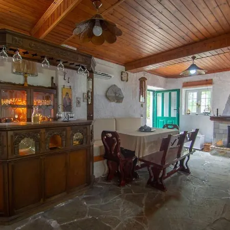 Nyaraló Traditional Méson Yerakaríon