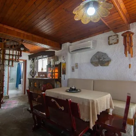 Traditional * Méson Yerakaríon